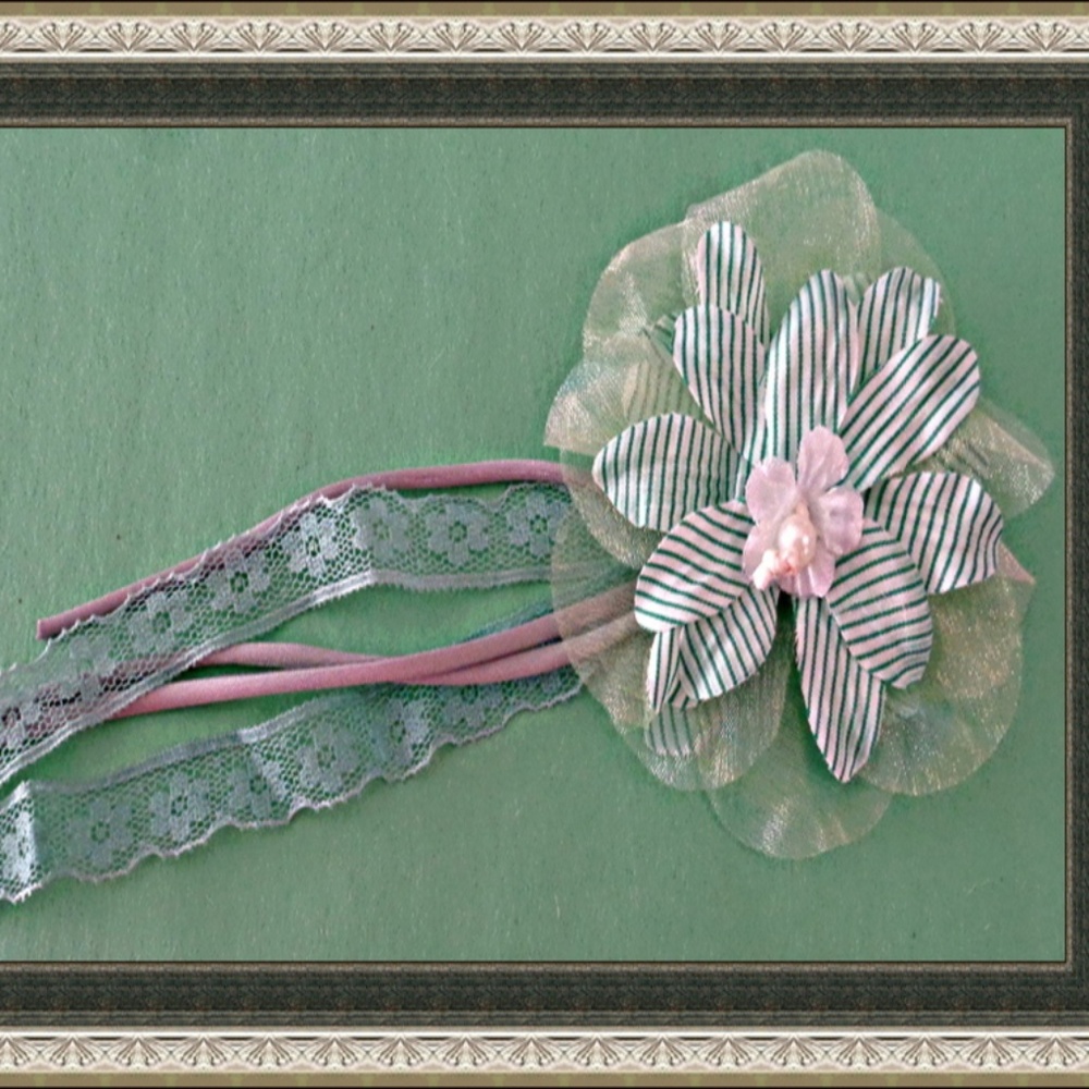 Handmade Green & White Flower Design Brooch